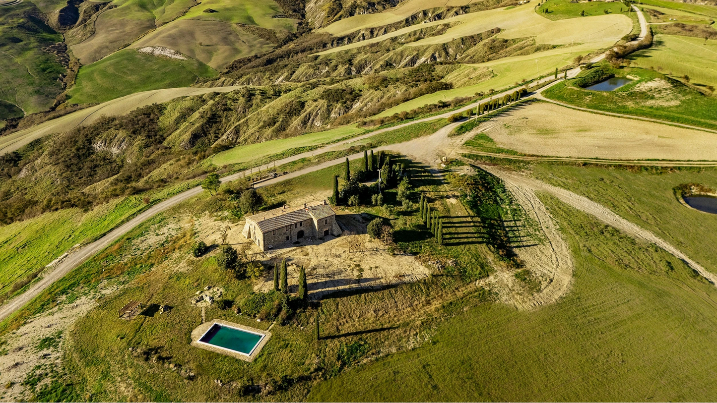Vista dall'alto del podere in mezzo alle colline toscane