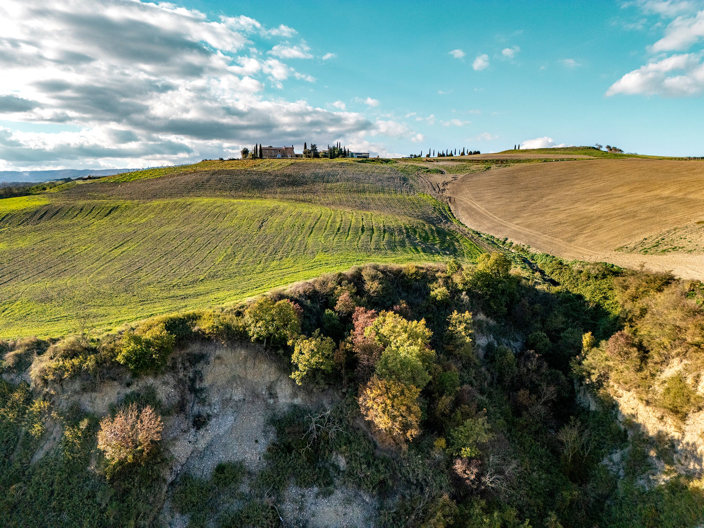 Paesaggio della Toscana con il podere in cima alla collina
