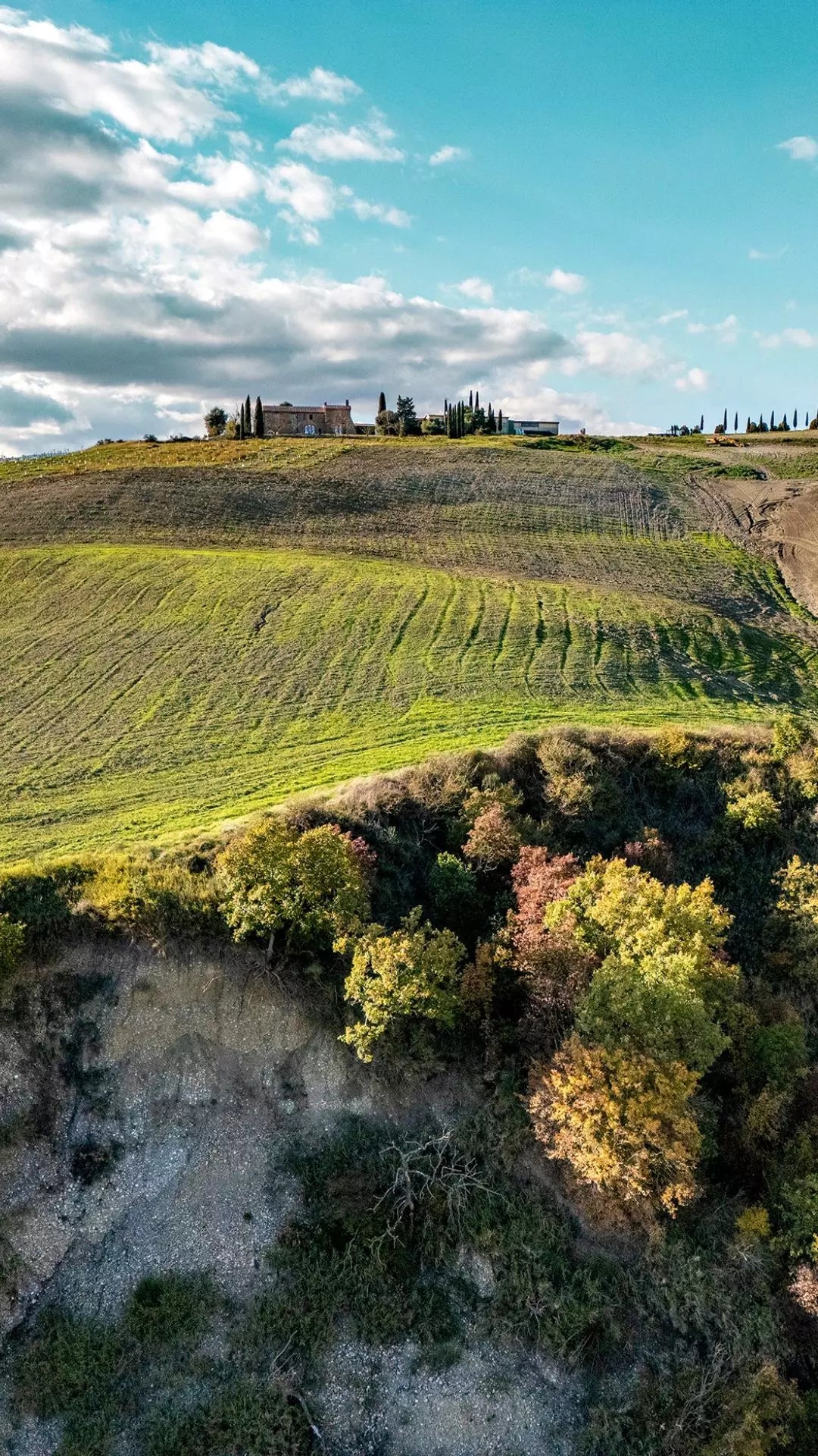 Vista del podere in Toscana in mezzo al paesaggio e alle colline